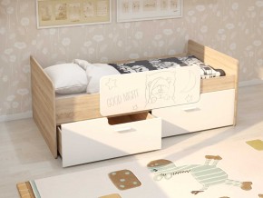 Кровать Умка дуб сонома с белыми ящиками и ограничителем в Арамиле - aramil.magazinmebel.ru | фото - изображение 1